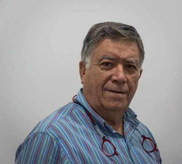 El escultor Máximo Riol, uno de los participantes en la mesa redonda (Foto TA)